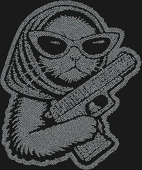 Опасная киска, сияющая 6421 стразой, – это не просто узор, это кошачий взгляд, полный притягательной тайны, пробуждающий дикую грацию в каждом движении.