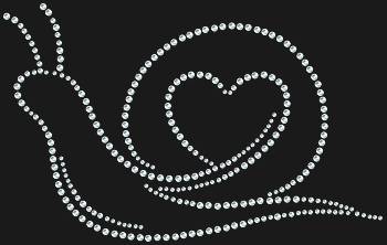 Рисунок из страз «Улитка с сердечком», искрящийся 285 нежными огоньками, принесёт в ваш дом капельку волшебства и тепла.