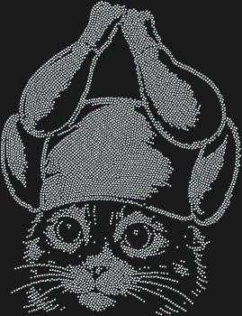 Кот в куриной шапке оживает на ваших глазах, искрясь 5394 стразами, каждая из которых — это нотка радости в симфонии творчества.