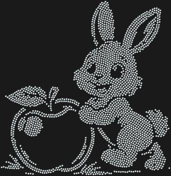 Кролик катит яблоко – это 2275 искрящихся страз, манящих в мир волшебства, где каждая деталь оживает, танцуя в лучах света.