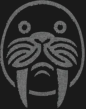 Инуитская маска Морж, украшенная ослепительным сиянием из 3563 страз, перенесёт вас в мистический мир Севера, где древние духи оживают в каждом блике.